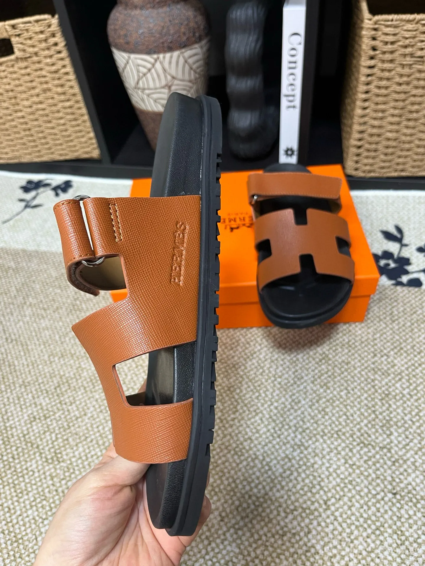 P300 Long-term stock Hermes men’s Kazimir slippers for couples - top quality woven calfskin functional sandals with intertwined uppers inspired by the “H” iconic pattern to create a casual look, perfect for summer. Imported cowhide + cowhide lining + TUP outsole Size: 35-46